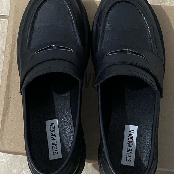 Steve Madden Loafers (LAWRENCE BLACK LEATHER) in Size 9 - Picture 10 of 10
